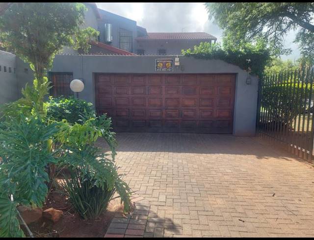 3 BEDROOM TOWNHOUSE FOR SALE IN GREENHILLS